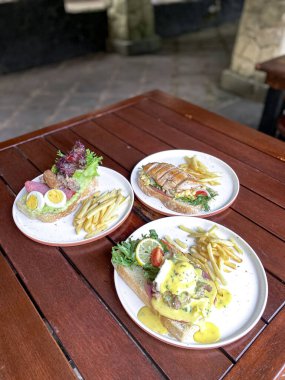 Tavuk ve salatalı iki patates kızartması.