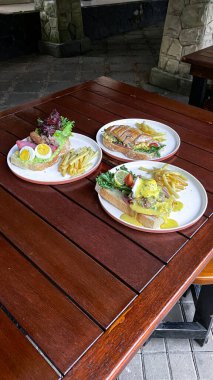 Masada iki tabakla restoranın yüksek açılı bir görüntüsü.