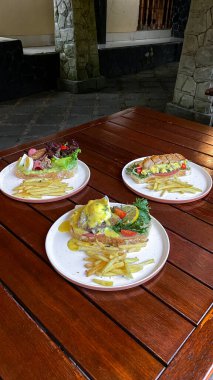 Restoranda nefis yemekler var.