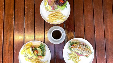 İki tabak yemek, balık, kızarmış patates ve kızarmış balık..