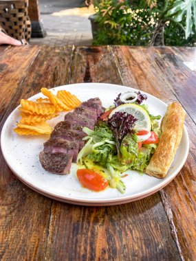 Yumurtalı tartar ve salata.