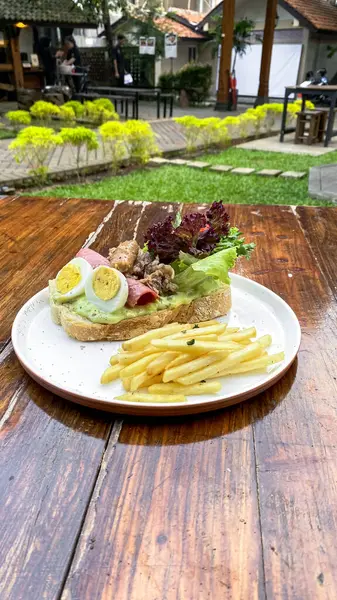 Sebzeli kızarmış tavuk ve ahşap masada peynir.