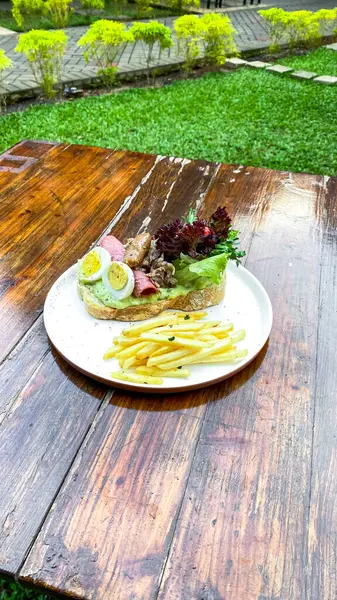 Jambonlu ve peynirli sandviç.