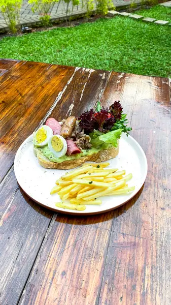 Tahta masada salata ve sebzeli ızgara tavuk.