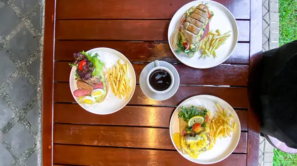 Siyah beyaz yemek takımı. en üstteki görünüm.