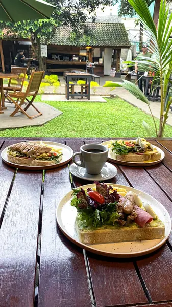 Ahşap masa üzerinde lezzetli breakfast