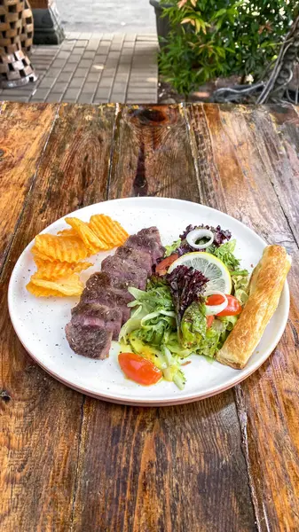 Biftek ile kızarmış patates bir plaka üzerinde