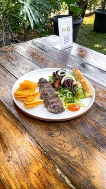 Salata ve sebzeli ızgara biftek.