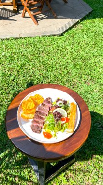 ızgara domuz biftek salatası ile