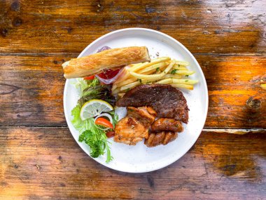 Tabakta ızgara sebzeli biftek.