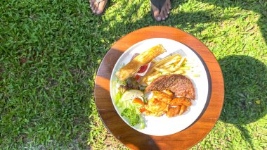 Masanın üstündeki ızgara et ve sebzeleri kapatın..