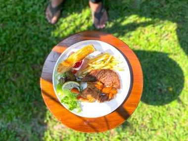 Tabakta salata ve ızgara biftek.