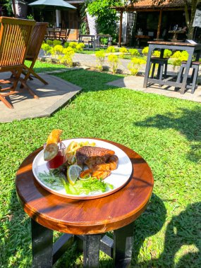 Lokantada nefis bir kahvaltının seçici odak noktası.