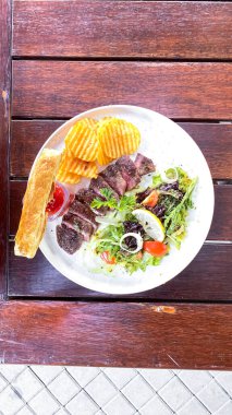 Salata ve sebzeli biftek.