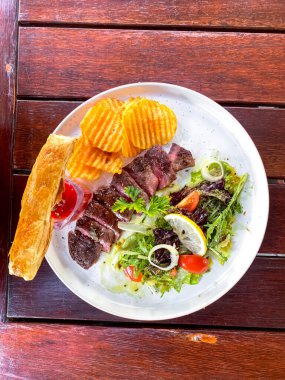 dana biftek salatası ile