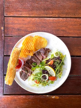 dana biftek salata ahşap tablo