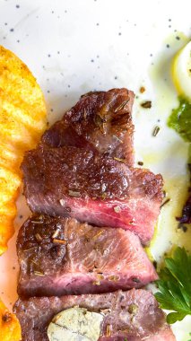 Patatesli biftek, biber ve biberiye.