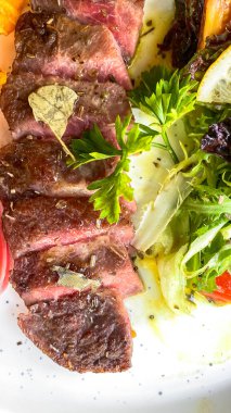 Izgara dana biftek ve sebze