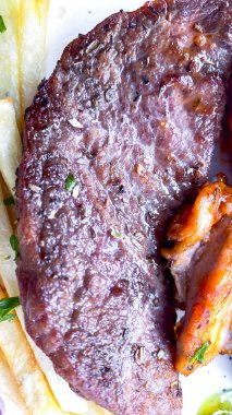 Patates ve etli biftek.