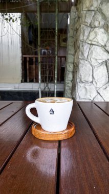 Ahşap arka planlı kahve fincanı.