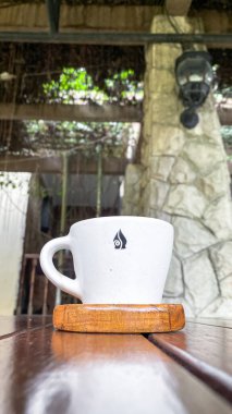 ahşap masa üstünde kahve kupa.