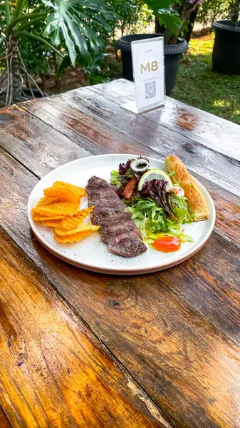 Salata ve sebzeli ızgara biftek.