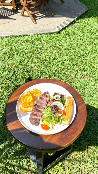 ızgara domuz biftek salatası ile