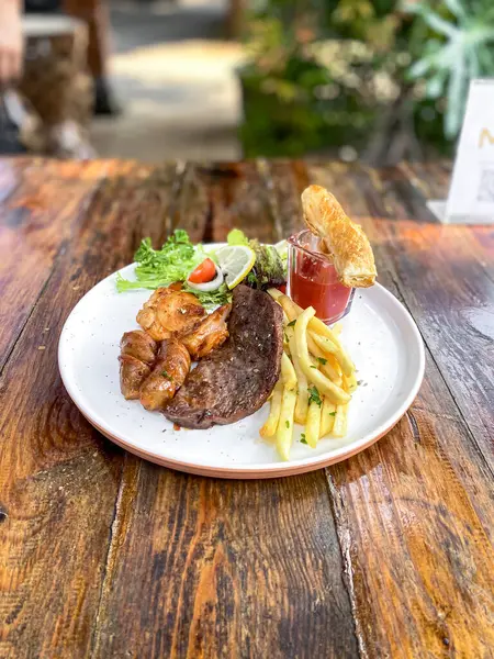 Kızarmış tavuk ve patates kızartması