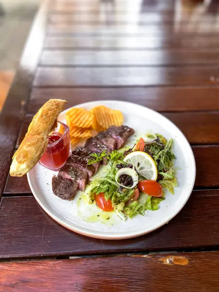 Salata ve sebzeli lezzetli biftek.