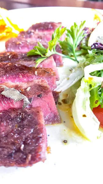 Biftek, peynir, domates ve roka ile taze salata.