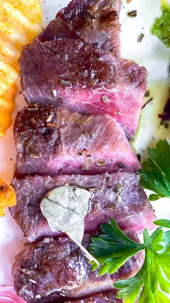 Sebzeli biftek ve sos.