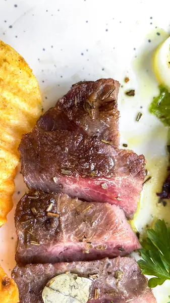 Patatesli biftek, biber ve biberiye.