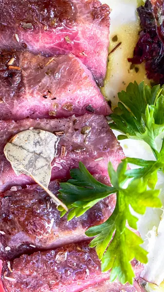 Tabakta ızgara et, baharat ve otlar. Kapat..