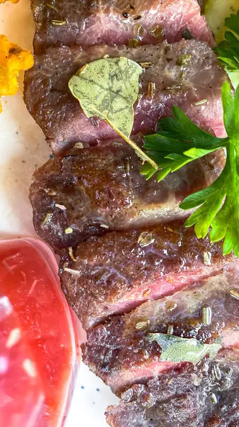 Izgara biftek ve baharat.