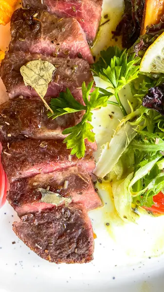 Izgara dana biftek ve sebze