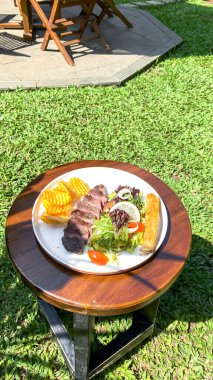 Sebze ve sebzeli biftek.