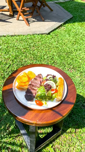 Sebze ve sebzeli biftek.