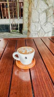 sıcak kahve Kupası ahşap zemin üzerinde