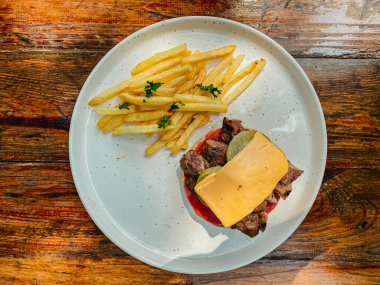 Biftek ve peynirli patates kızartması.