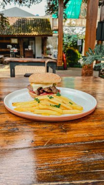 Kızarmış patatesli bir mutfak fotoğrafı.