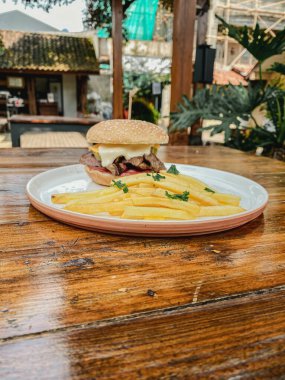 Etli ve peynirli sandviç.