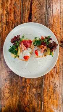 Somon, peynir ve domatesli lezzetli salata.