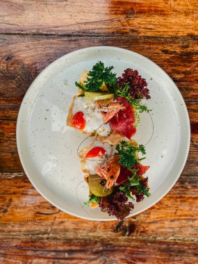 Lezzetli taze somon bifteği ve beyaz tabakta sebze.