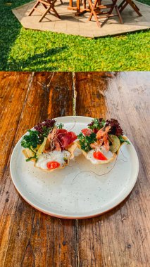 Lezzetli deniz mahsulleri ve salata.