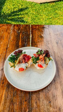 Domatesli ve peynirli lezzetli bir salata.