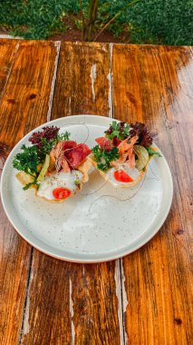 Plaka üzerinde lezzetli sandviçler