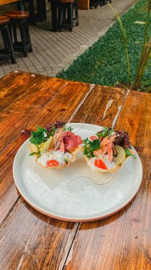 Izgara et ve somonlu salata.