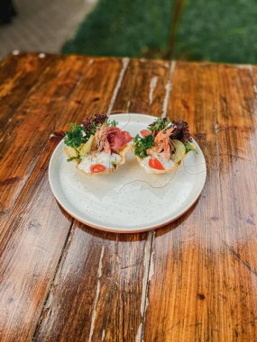 Lokantadaki ahşap masada taze salata.