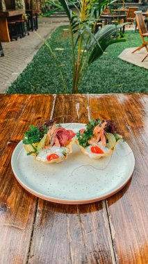 Masadaki Meksika yemeği.