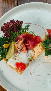 Tabakta taze somon tartar.